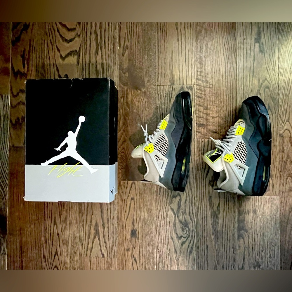 Jordan 4 Retro SE Neon